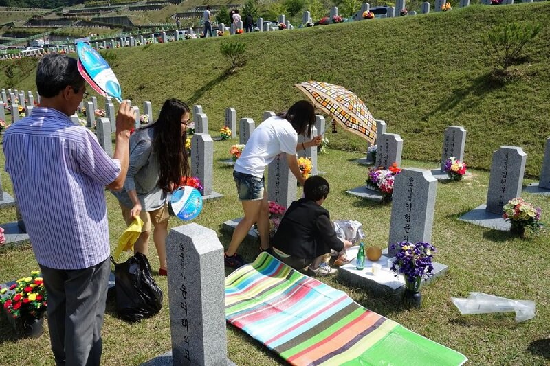 Nghi thức tảo mộ thể hiện lòng biết ơn của người dân Hàn Quốc đối với tổ tiên