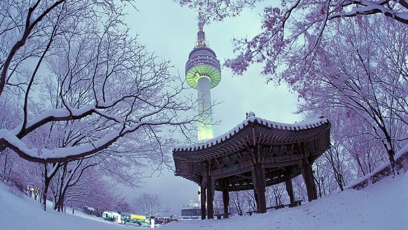 Tòa tháp Namsan - biểu tượng của Seoul nổi bật trên nền tuyết trắng