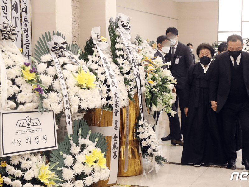 Ý nghĩa vòng hoa trắng trong tang lễ