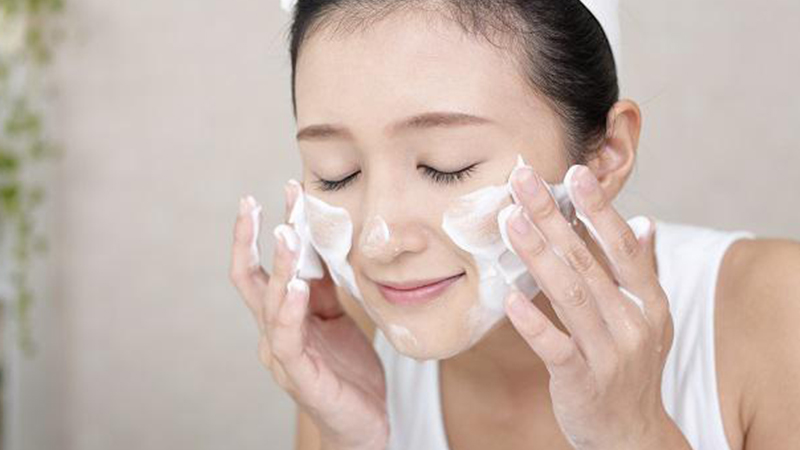 Làm sạch và dưỡng ẩm cho da