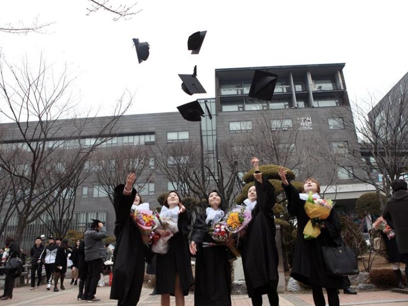 Nhận bằng cử nhân của Đại học Hàn Quốc