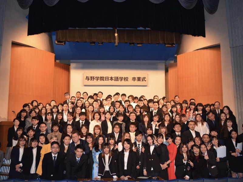 Giảng viên và sinh viên trường Nhật ngữ Yono Gakuin 