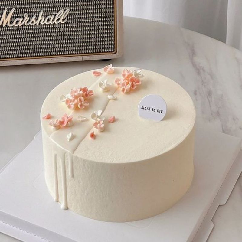 Bánh kem sinh nhật màu trắng hình chiếc vương miện và những hạt cườm lung  linh - Bánh Thiên Thần : Chuyên nhận đặt bánh sinh nhật theo mẫu