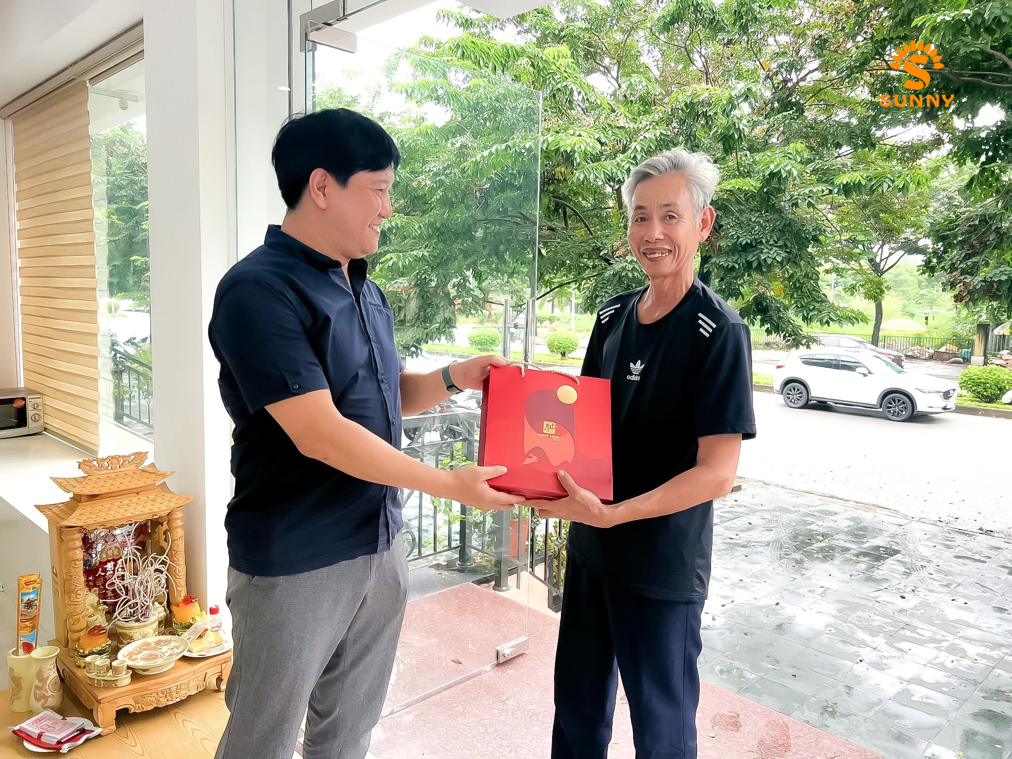 Giám đốc đối ngoại Kim Yong tặng quà Trung thu cho nhân viên Sunny