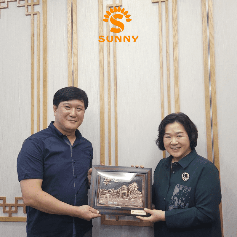 Giám đốc đối ngoại của SUNNY chụp ảnh cùng Phó hiệu trưởng đại học Keimyung.