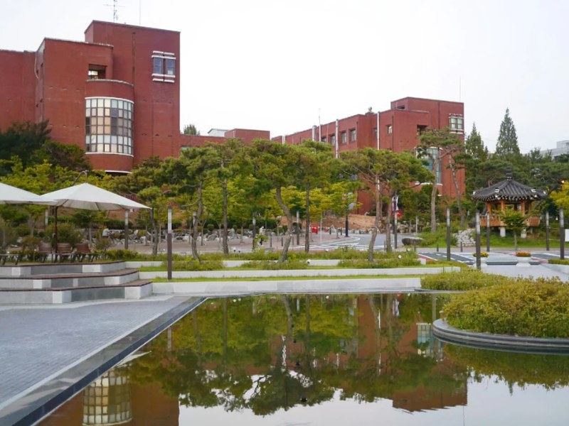 Khung cảnh thiên nhiên hữu tình tại Đại học Quốc gia Jeonbuk